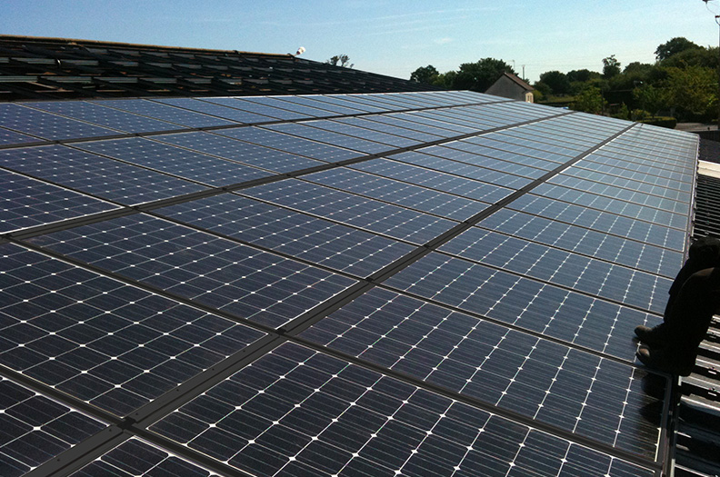 Vi levererar profiler för system för solcellsparker, inbyggda och påbyggda tak, samt anläggningar som följer solen såsom CPV-system.